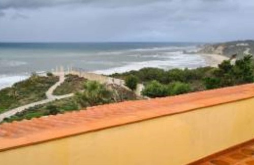 Mina do Azeiche House | BEAUTIFUL HOLIDAY HOME NEAR PAREDES WITH POOL AND DIRECT BEACH ACCESS