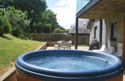 Talland House | Beautiful holiday home with hot tub, just a walk away from Talland beach.