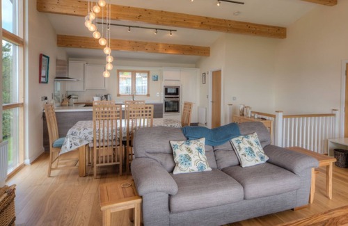 Talland House | Beautiful holiday home with hot tub, just a walk away from Talland beach.