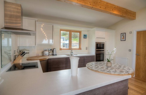 Talland House | Beautiful holiday home with hot tub, just a walk away from Talland beach.