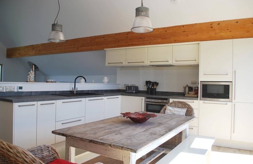 Talland House | Beautiful holiday home with hot tub, just a walk away from Talland beach.