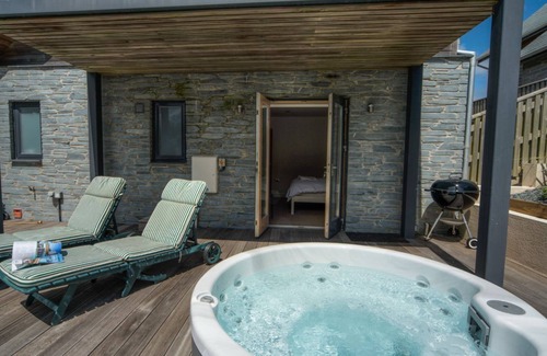 Talland House | Beautiful holiday home with hot tub, just a walk away from Talland beach.