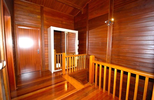 Casais do Rio House | Beautiful holiday house with wood interiors, close to the beach and golf courses