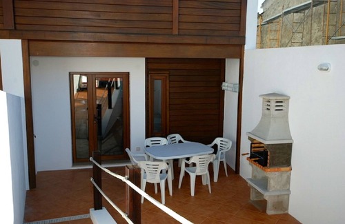 Casais do Rio House | Beautiful holiday house with wood interiors, near beaches and golf courses