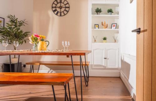 Liverpool House | Beautiful Home Away From Home - 3 Bedrooms - 6 Beds - Sleeps 7 - Free Parking