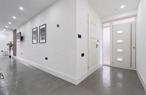 New Forest District Apartment | Beautiful Home, Free Parking For Large Groups Sleeps 10 Book Now!