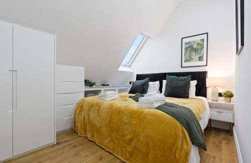New Forest District Apartment | Beautiful Home, Free Parking For Large Groups Sleeps 10 Book Now!