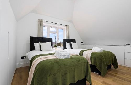 New Forest District Apartment | Beautiful Home, Free Parking For Large Groups Sleeps 10 Book Now!