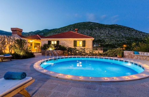 Gromaca House | Beautiful home in Gromaca with WiFi
