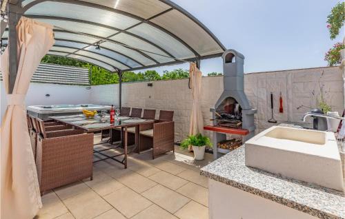 Kavran House | Beautiful Home In Kavran With Kitchen