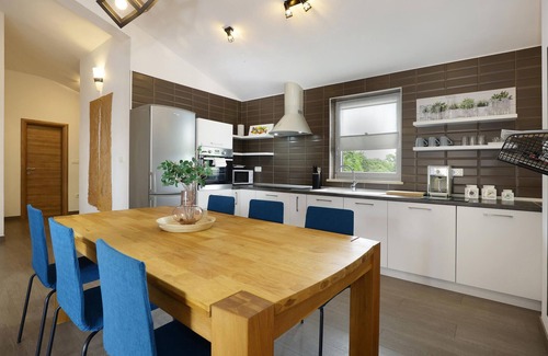Rasa House | Beautiful home in Kunj with WiFi