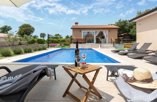 Rasa House | Beautiful home in Kunj with WiFi