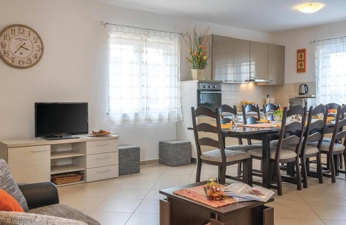 Loborika House | Beautiful home in Loborika with WiFi