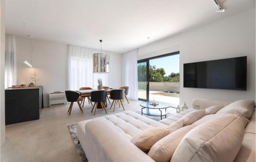 Jakisnica House | Beautiful Home In Lun