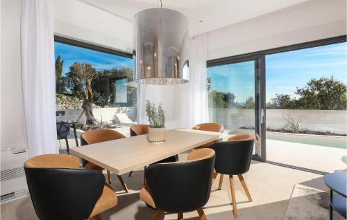 Jakisnica House | Beautiful Home In Lun