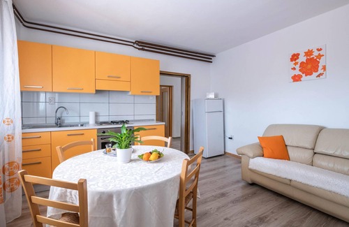 Mali Vareski House | Beautiful home in Peruski with kitchen