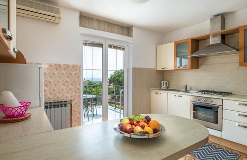 Mali Vareski House | Beautiful home in Peruski with kitchen