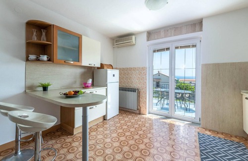 Mali Vareski House | Beautiful home in Peruski with kitchen