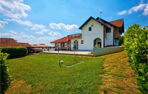 Popovaca House | Beautiful Home In Popovaca With Kitchen