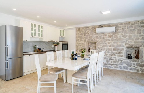 Putnikovic House | Beautiful home in Putnikovic with WiFi