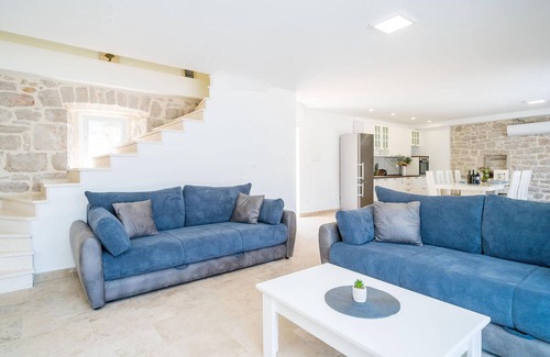 Putnikovic House | Beautiful home in Putnikovic with WiFi