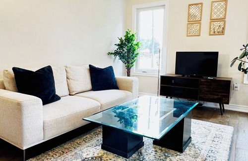 Thorold House | Beautiful Home just 15 minutes from Niagara Falls and amenities !!