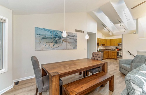 Holland House | Beautiful home, quiet neighborhood w hot tub. Close to shopping, beach & trails.