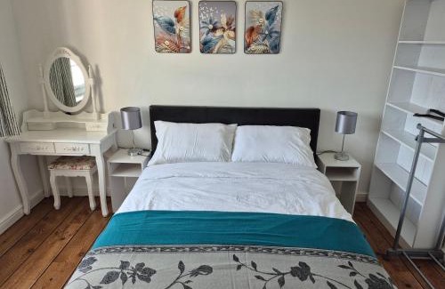 Durham Apartment | Beautiful home with 3 beds in 3 seperate rooms in Durham free parking