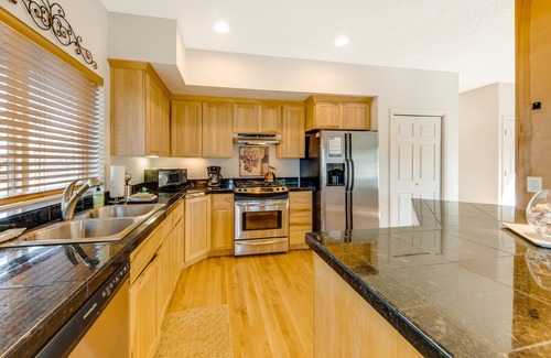 Agate Beach House | Beautiful Home with Ocean and Yaquina Lighthouse Views - Walk to the Beach