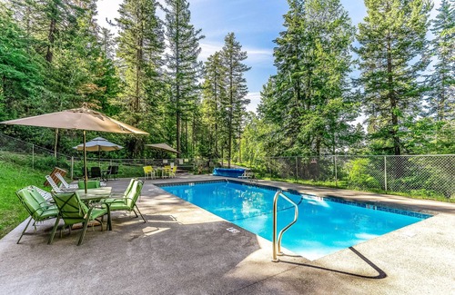 Whitefish House | Beautiful home with WiFi, shared pool, tennis-courts, dog-friendly