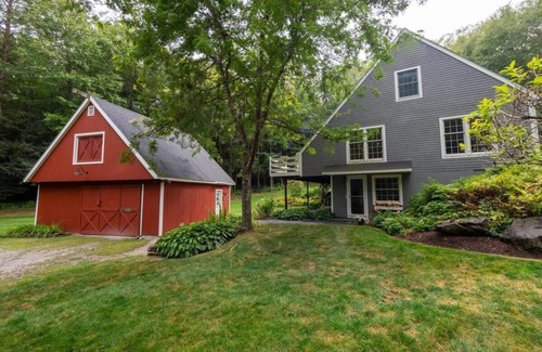 Glendale House | Beautiful House In The Woods, Huge Yard, Hot Tub
