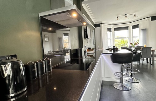 Garn Fadryn House | Beautiful House in picturesque Morfa Nefyn. Sleeps 12 and 2 mins from the beach