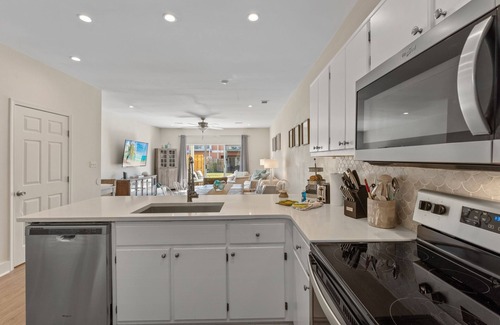 Seaspray House | Beautiful House, steps to community pool and 5 Min walk to the beach and shops