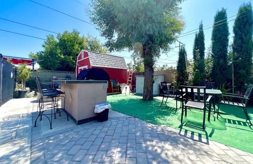 Sherwood Forest and Thistle Development House | Beautiful house with pool near Disneyland & Knotts Convention Center in Anaheim