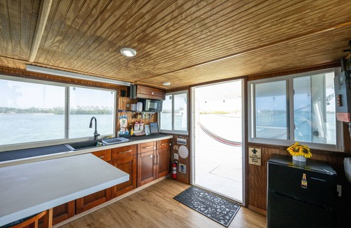 Key West Boat Rental | Beautiful Houseboat in Key West