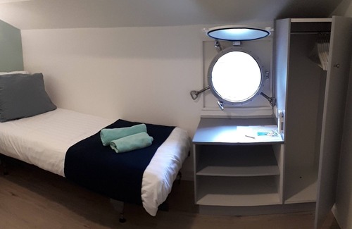 Stadsdriehoek Boat Rental | Beautiful houseboat in the centre of Rotterdam for max 8 guests