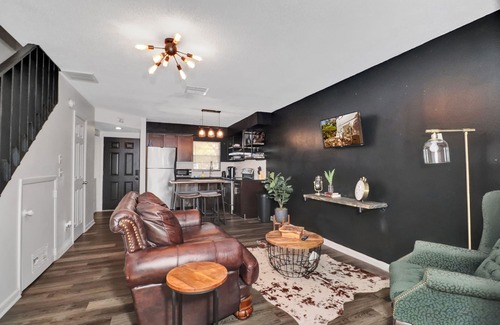 St. Petersburg - Clearwater House | BEAUTIFUL INDUSTRIAL Staycation Townhome