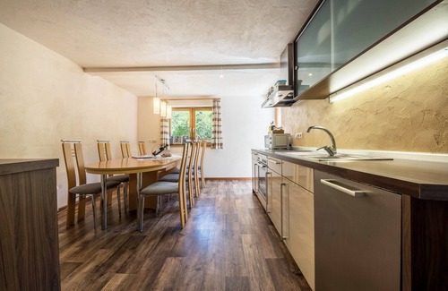San Leonardo in Passiria House | Beautiful Holiday Home “Ferienhaus in der Blaiche” with Mountain View, Wi-Fi, Balcony, Garden.