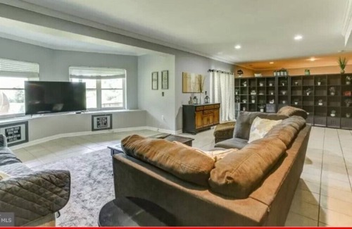 Livingston House | Beautiful Lake Front on 3.5 acres