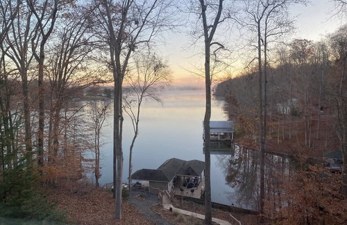 Leasburg House | Beautiful lake front family home