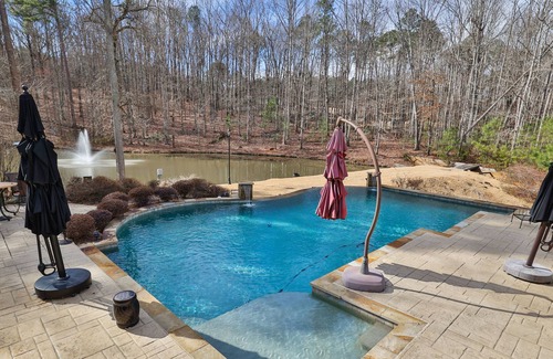 Fayetteville House | Beautiful Lake Guesthouse Estate w/ pool
