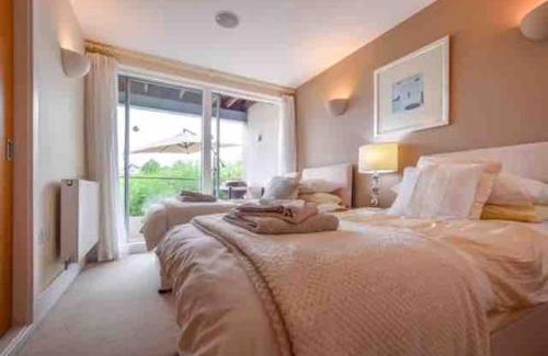 Cirencester House | Beautiful Lake House