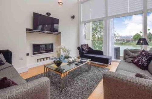 Cirencester House | Beautiful Lake House