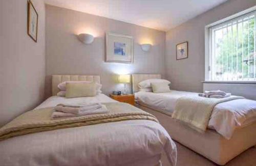 Cirencester House | Beautiful Lake House