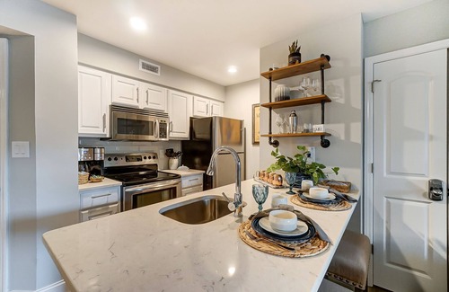 Mount Mourne Condo | Beautiful Lake Norman waterfront location! Steps to pool, lake, restaurant!