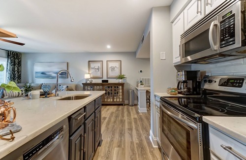 Mount Mourne Condo | Beautiful Lake Norman waterfront location! Steps to pool, lake, restaurant!