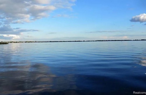 Fair Haven House | Beautiful Lake St Clair Cabin