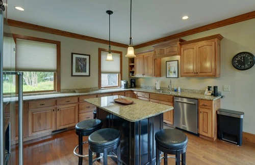 Clarkesville House | Beautiful Lakefront Home on Lake Burton