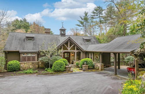 Lake Toxaway House | Beautiful lakefront home nestled into a cove