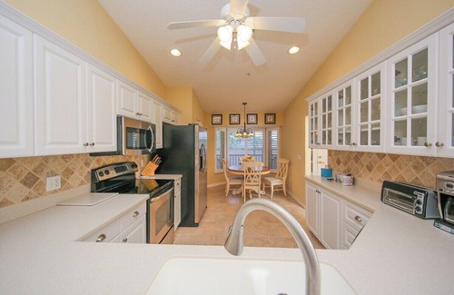 Sarasota Condo | Beautiful lakefront 2/2 condo in Heritage Oaks Golf and Country Club - Par Then Bar